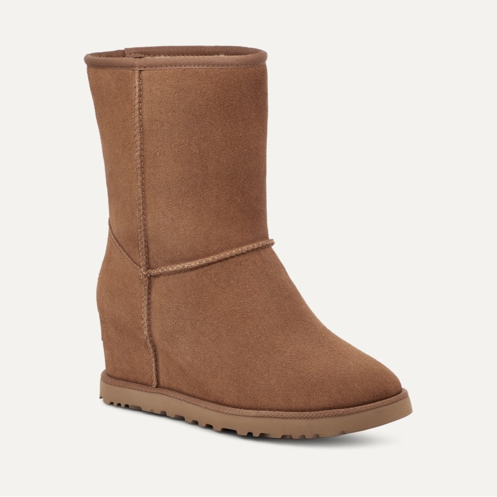 Classic Femme Short Ugg Wedge Size 9
